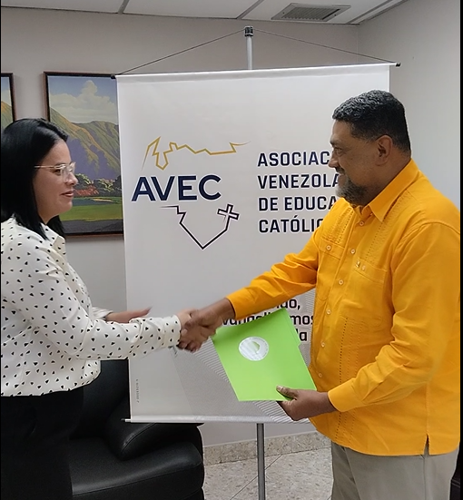 La Universidad Valle del Momboy y la AVEC firman convenio estratégico para la profesionalización del personal administrativo